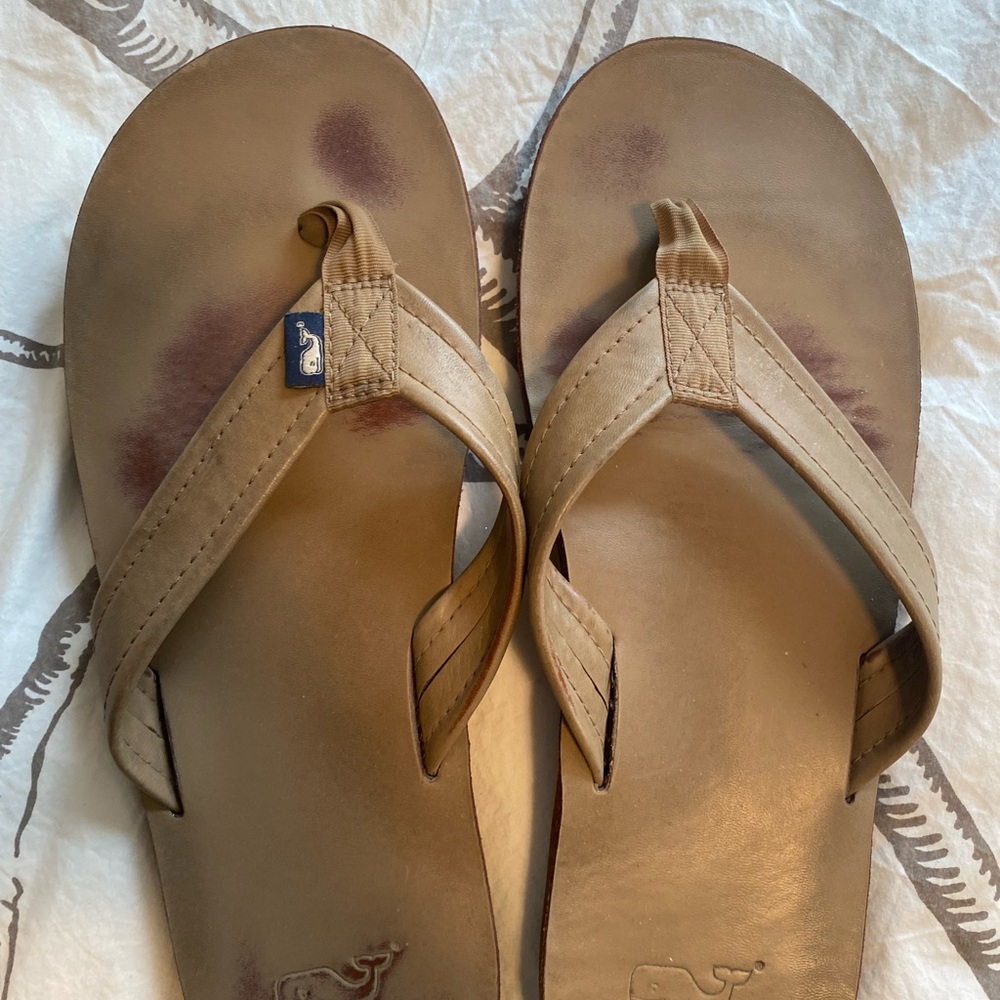 Vineyard vines, men’s leather flip-flops